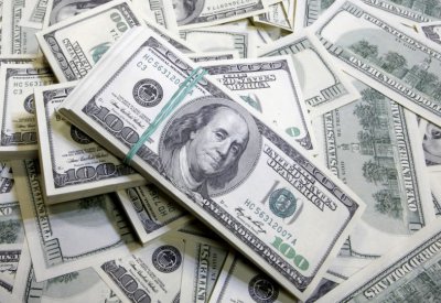 الدولار يرتفع ومستثمرون بانتظار اجتماع 3 بنوك مركزية