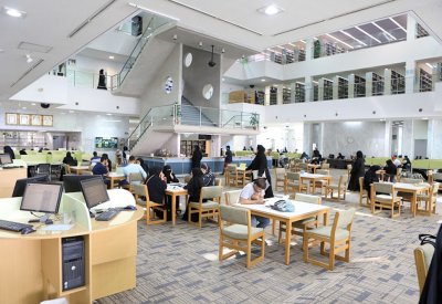 مكتبة جامعة البحرين تدرس إضافة خدمات للباحثين وطلبة الدراسات العليا