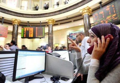 خسائر قوية لبورصة مصر بعد احتجاز نجلي مبارك ومسؤولين