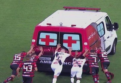 سيارة إسعاف تستنجد باللاعبين في البرازيل