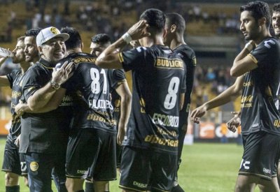 مارادونا يبدأ "الحلم الجميل" مع فريقه المكسيكي بالفوز 4-1