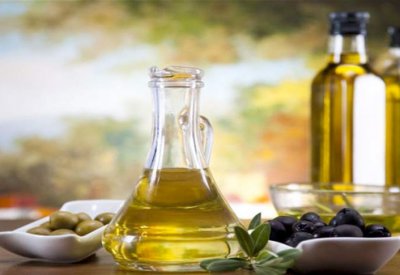 كريات صغيرة تطفو في زجاجات زيت الزيتون.. ما سببها؟