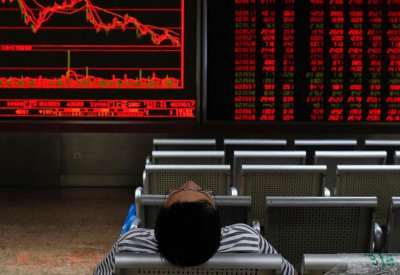 المستثمرون يحتفظون بالسيولة في ظل توقعات اقتصادية قاتمة