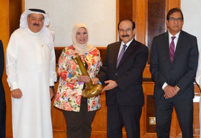 الوزير ميرزا يكرم احدى المديرات المتقاعدات من هيئة الكهرباء والماء
