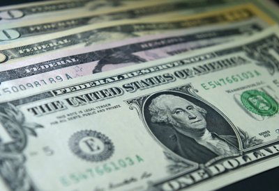 الدولار يتجه إلى أكبر انخفاض أسبوعي في 7 أشهر