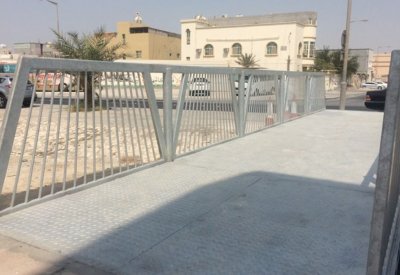 الأشغال: إنشاء جسر للمشاة عند قنوات تصريف مياه الأمطار في مدينة حمد