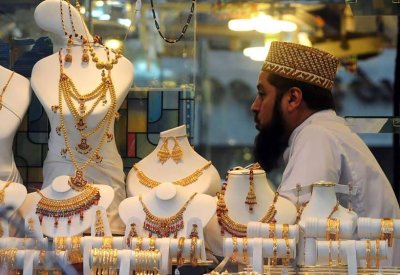 الذهب مستقر ويراقب تطورات الحرب التجارية