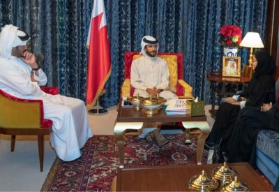 ناصر بن حمد يستقبل الطالبة آلاء القلاف