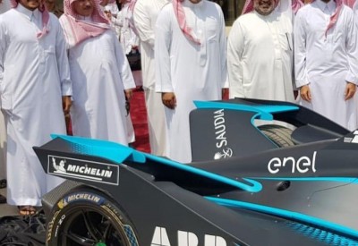 عبدالله بن عيسى يحضر المؤتمر الصحافي لبطولة الفومولا E بالرياض