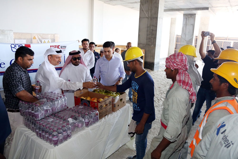 محافظة العاصمة تدشن حملة "معاً نهتم لدعم العمال"