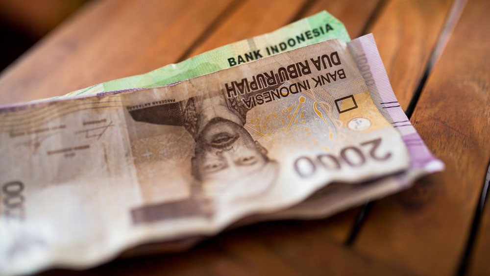 إندونيسيا تبحث آليات "أكثر ابتكاراً" لمنع انهيار العملة