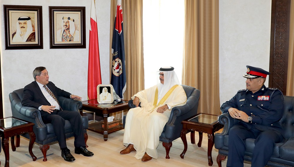 وزير الداخلية يبحث مع سفير سنغافورة مجالات التعاون والتنسيق الأمني