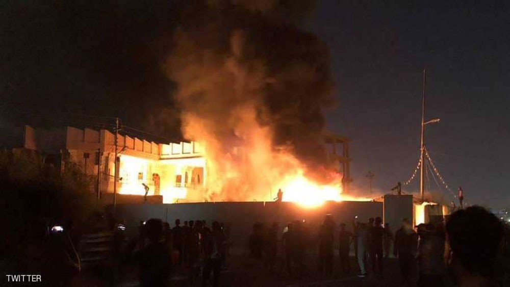 متظاهرون يحرقون مقر "عصائب أهل الحق" و"منظمة بدر" بالبصرة