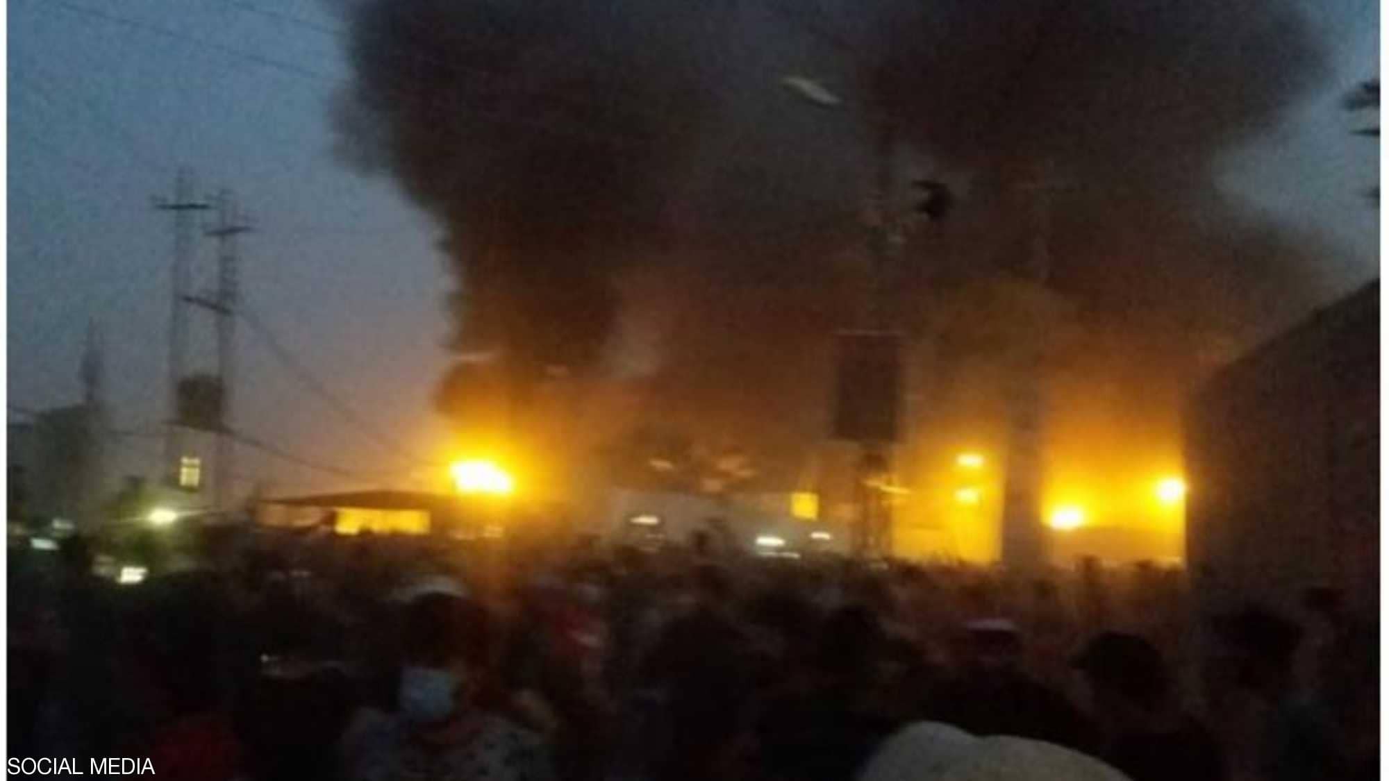 نيران الغضب الشعبي تلتهم القنصلية الإيرانية في البصرة