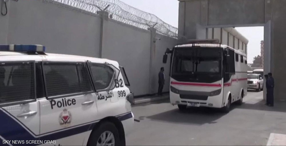 نزيل محكوم بالمؤبد يعتدي على شرطيين ويستهزأ بأحدهما