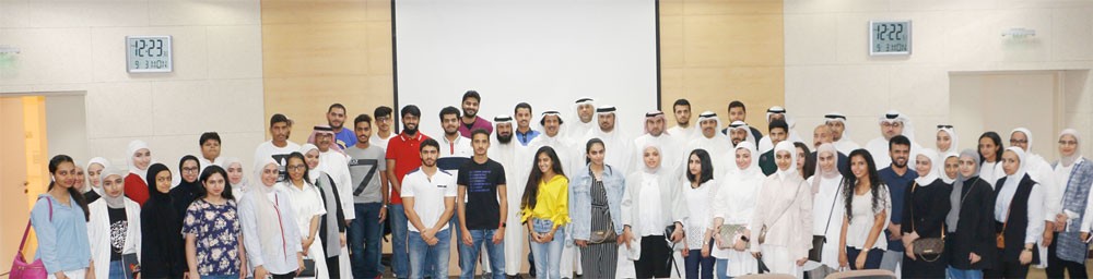 السفير الكويتي يتفقد احوال الطلبة الكويتيين  بجامعة الخليج العربي