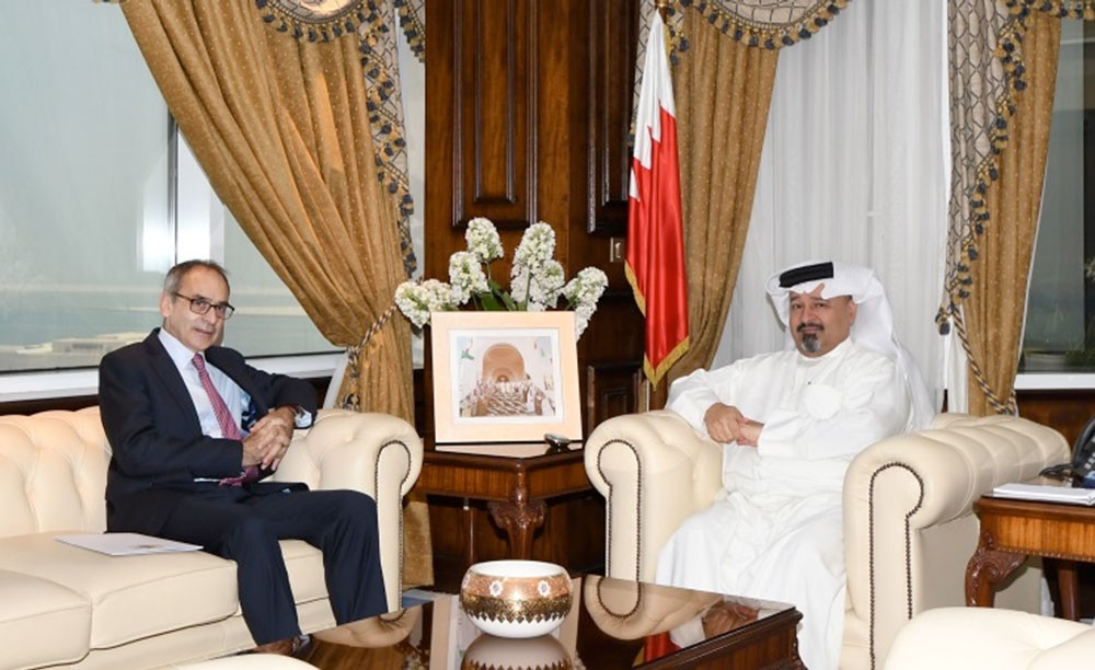 وزير المالية يجتمع مع السفير البريطاني لدى المملكة