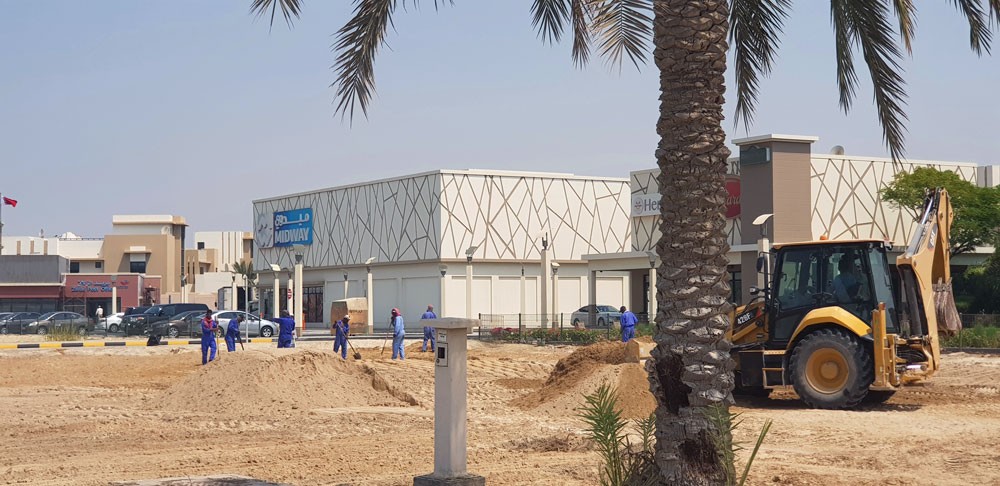 مدير بلدية "الجنوبية" يتفقد المرحلة الأولى لتجميل مدخل الزلاق