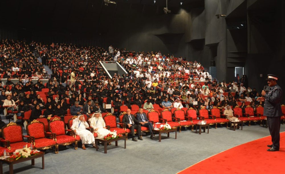 المرور تشارك بجهود توعوية في يوم التهيئة للطلاب الجدد بجامعة البحرين