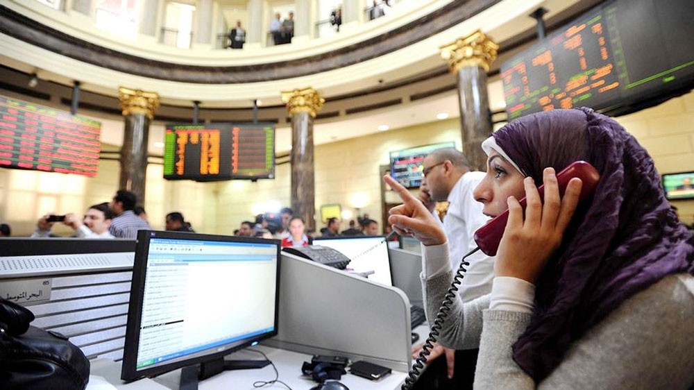 خسائر قوية لبورصة مصر بعد احتجاز نجلي مبارك ومسؤولين