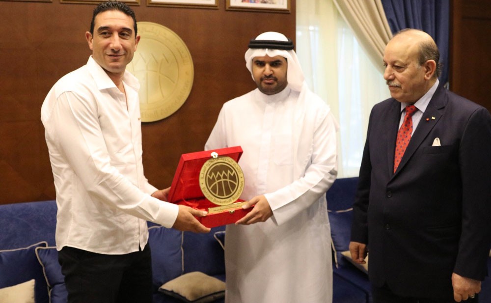 سمو الشيخ عيسى بن علي يستقبل رؤساء وفود التصفيات الآسيوية
