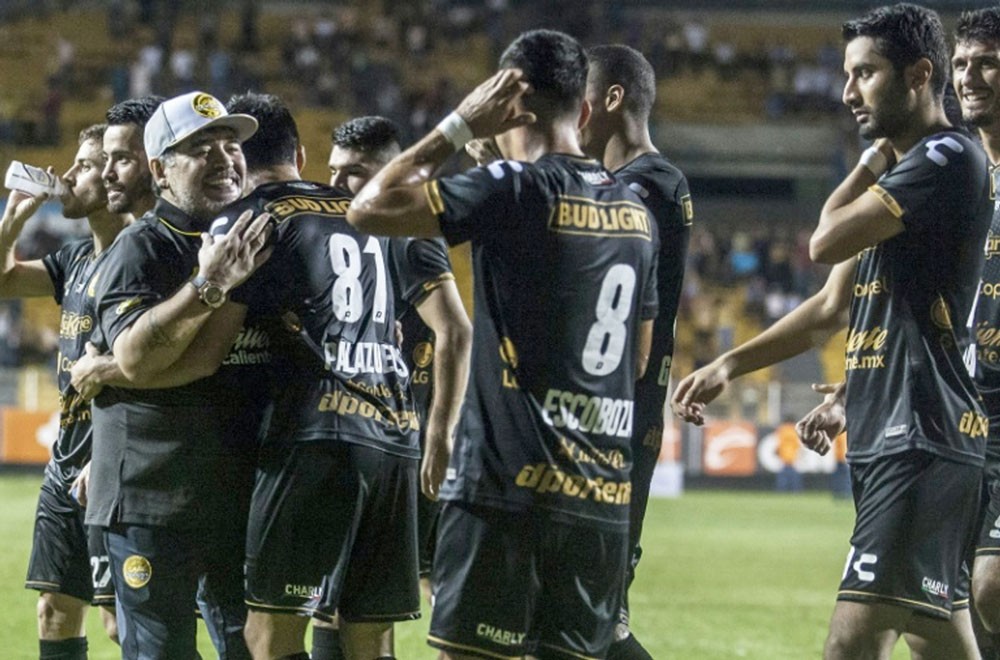 مارادونا يبدأ "الحلم الجميل" مع فريقه المكسيكي بالفوز 4-1