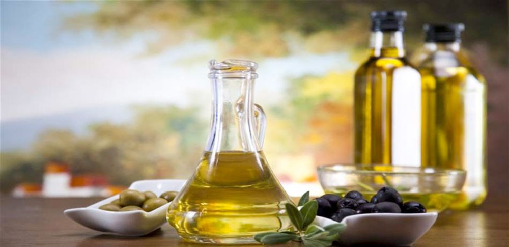 كريات صغيرة تطفو في زجاجات زيت الزيتون.. ما سببها؟