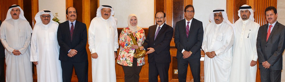الوزير ميرزا يكرم احدى المديرات المتقاعدات من هيئة الكهرباء والماء