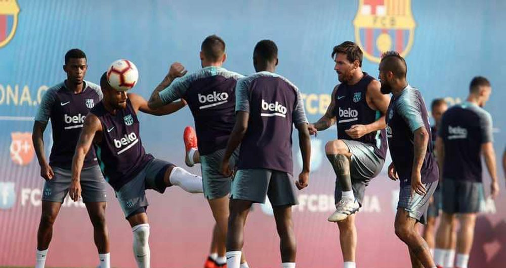 ميسي يفاجئ زملاءه في التدريبات
