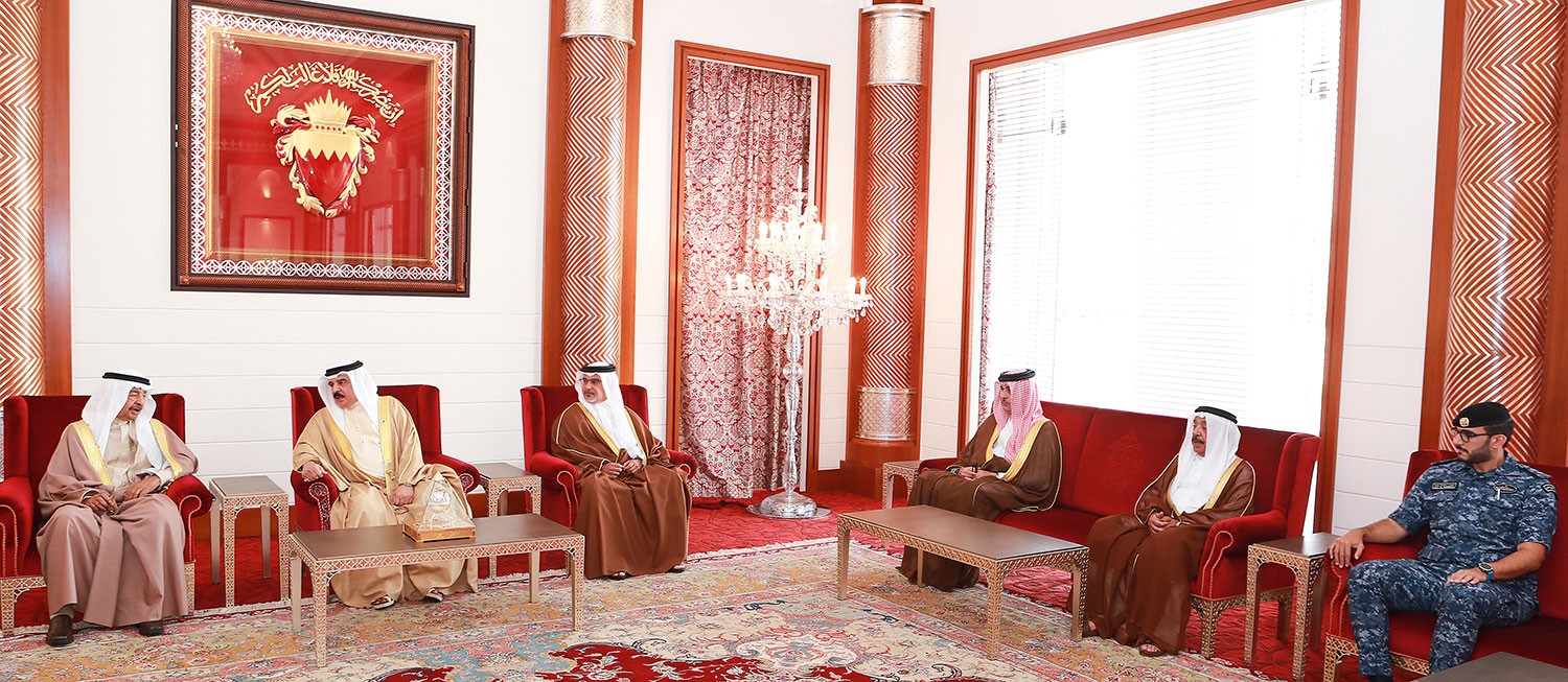 جلالة الملك يبحث مع سمو رئيس الوزراء وسمو ولي العهد التطورات الإقليمية والدولية