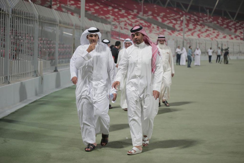 الشيخ علي بن خليفة يتفقد مرافق استاد البحرين الوطني