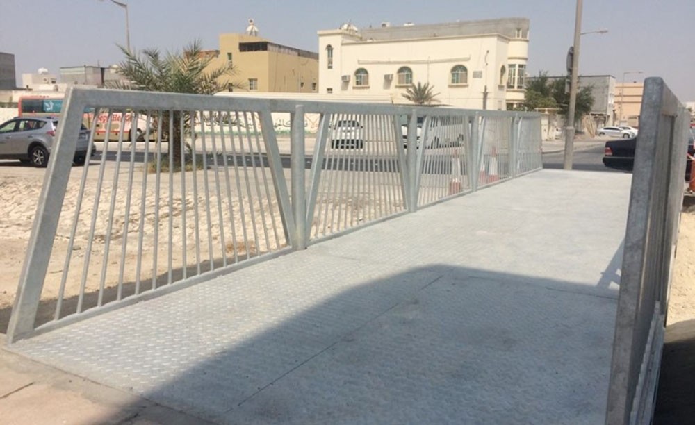 الأشغال: إنشاء جسر للمشاة عند قنوات تصريف مياه الأمطار في مدينة حمد