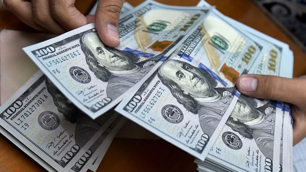 توقف خسائر الدولار والاسترليني ينتعش