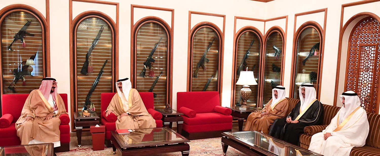 جلالة الملك المفدى يستقبل الشيخ حمد بن راشد الجبر النعيمي وأبناءه