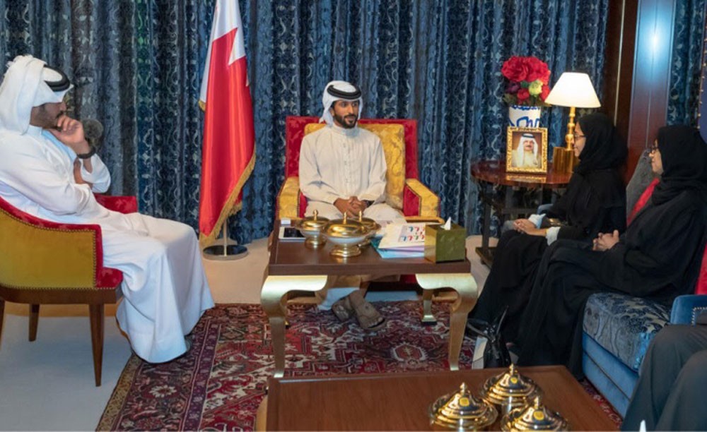 ناصر بن حمد يستقبل الطالبة آلاء القلاف