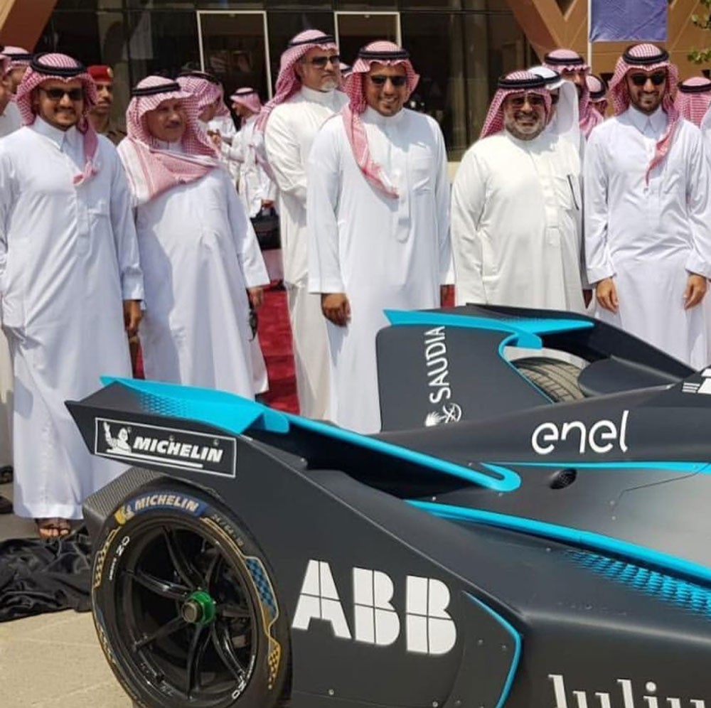 عبدالله بن عيسى يحضر المؤتمر الصحافي لبطولة الفومولا E بالرياض