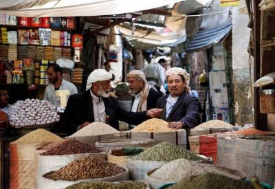 فساد الحوثي يعصف بالريال اليمني.. وتجار صنعاء يحتجون
