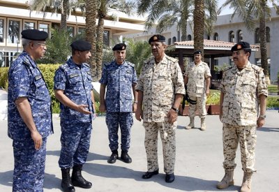 القائد العام يتفقد عددا من أسلحة ووحدات قوة دفاع‎ البحرين