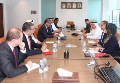وزير الصناعة يجتمع مع أصحاب المتاجر الكبرى