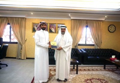 وكيل الشؤون الإسلامية يتسلم نسخة من رساله للماجستير