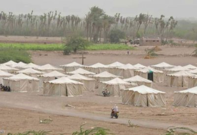  الحوثيون يقصفون مخيما للنازحين في الخوخة