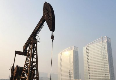 النفط يهبط بعد تطمينات بالتعويض عن صادرات إيران