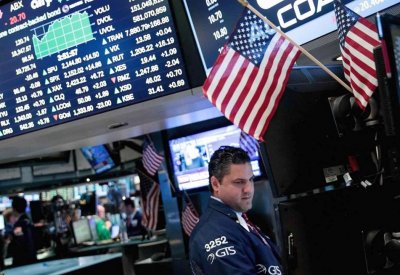  وول ستريت تفتح منخفضة متأثرة بأسعار النفط وعوائد السندات