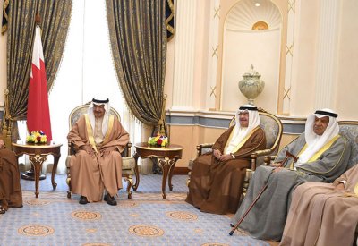 سمو رئيس الوزراء يستقبل عددا من أفراد العائلة المالكة الكريمة والمسؤولين‎