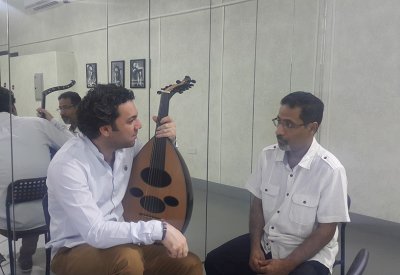 العود هو الالة الوحيدة التي يحضنها الانسان ويعزف بها