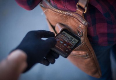 لص يسرق هاتف خليجي ويطالب صديقه بتحويل أموال للإفراج عنه