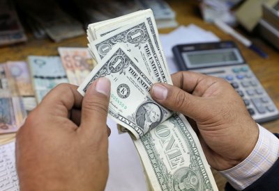 الدولار يهبط بعد تسجيل مبيعات تجزئة دون التوقعات في أمريكا