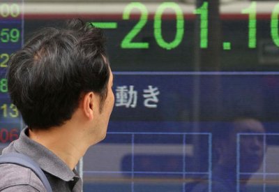نيكاي يرتفع بدعم من أسهم قيادية وشركات التجزئة تتراجع