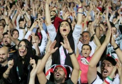 نيابة طهران تهدد مشجعات الكرة.. رغم مطالبات "الفيفا"
