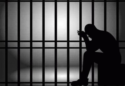 الحبس سنة مع النفاذ لشاب اعتدى على شرطيين حضرا للقبض عليه